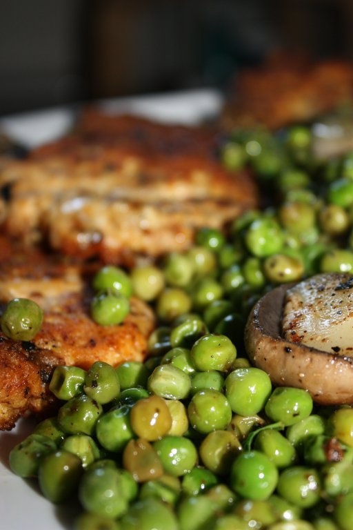 Chiftelute de pui cu ciuperci si garnitura de mazare