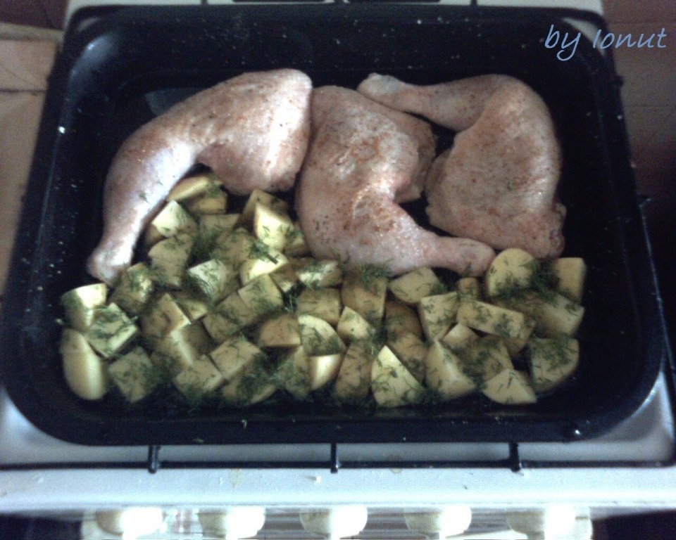 Pulpe de pui cu cartofi noi la tava