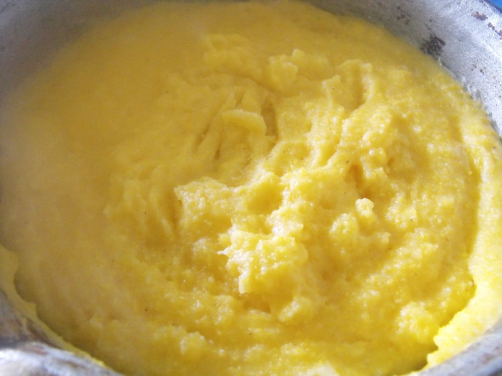 Mamaliga cu branza si ciolan afumat