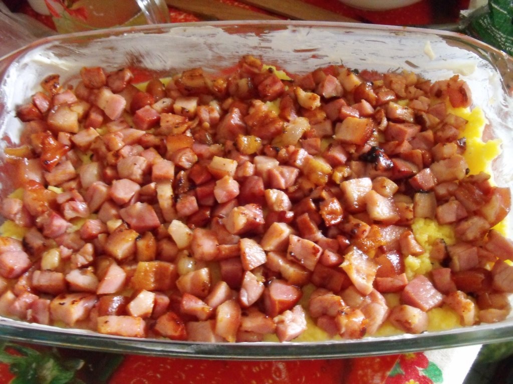 Mamaliga cu branza si ciolan afumat