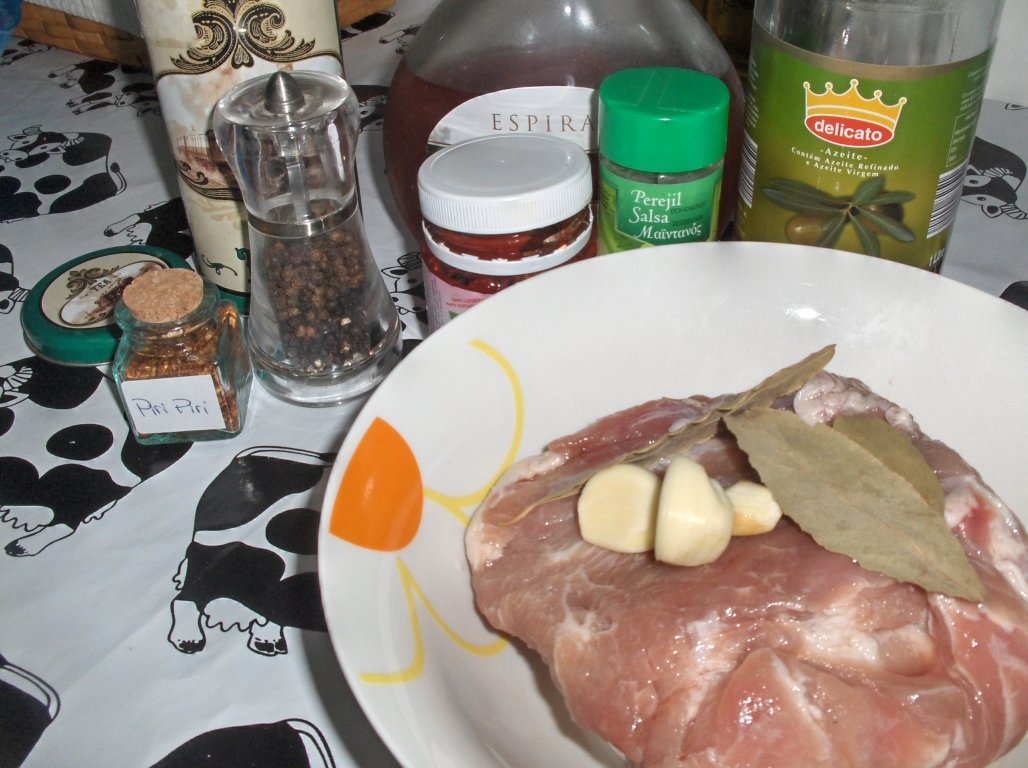 Muschi la cuptor cu garniturã de fasole neagrã si bacon (Lombo à Brasileira com  feijão preto)