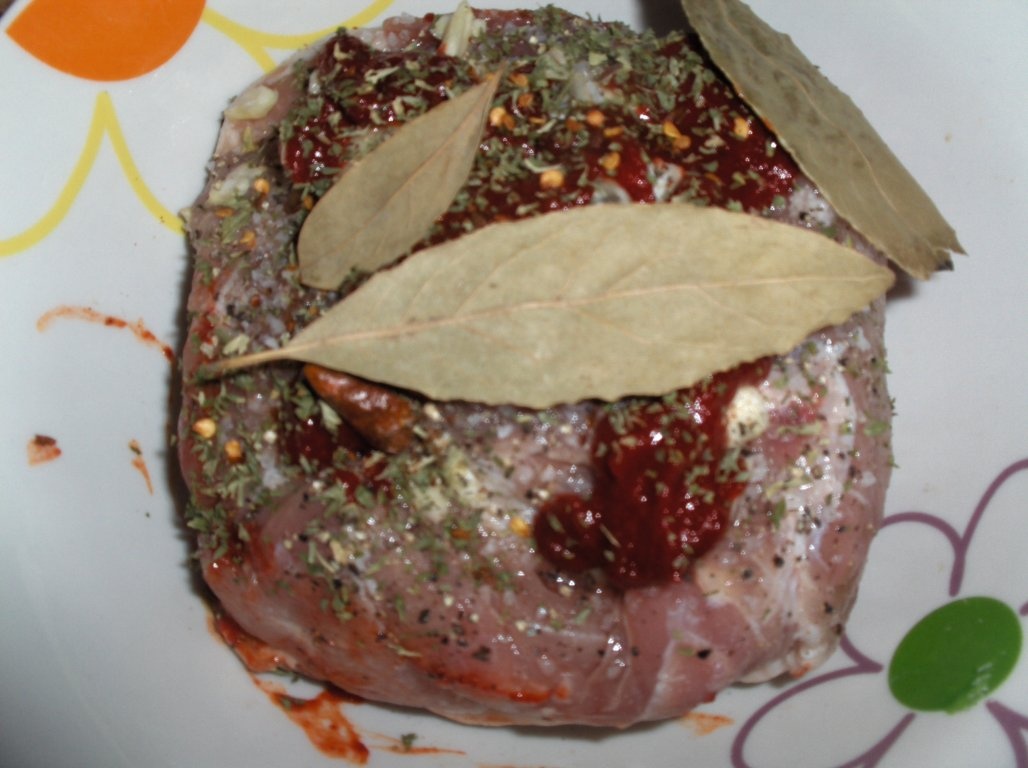 Muschi la cuptor cu garniturã de fasole neagrã si bacon (Lombo à Brasileira com  feijão preto)