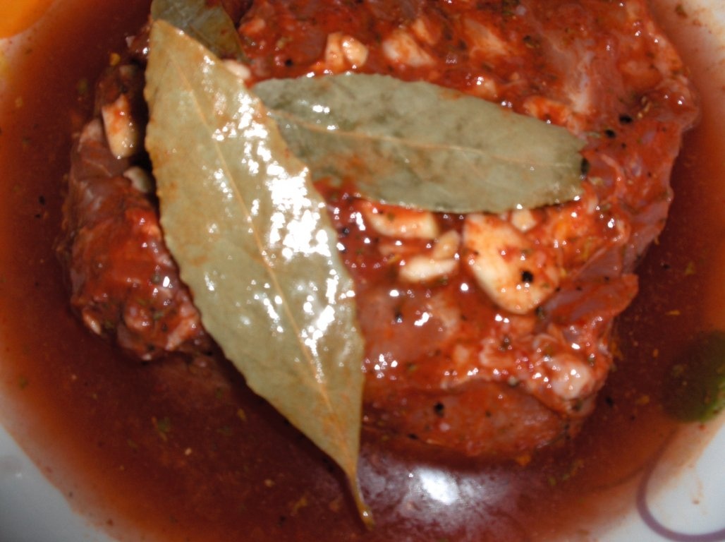 Muschi la cuptor cu garniturã de fasole neagrã si bacon (Lombo à Brasileira com  feijão preto)