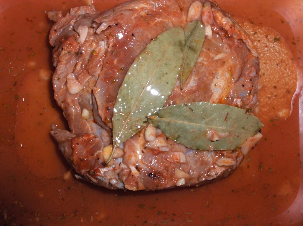 Muschi la cuptor cu garniturã de fasole neagrã si bacon (Lombo à Brasileira com  feijão preto)