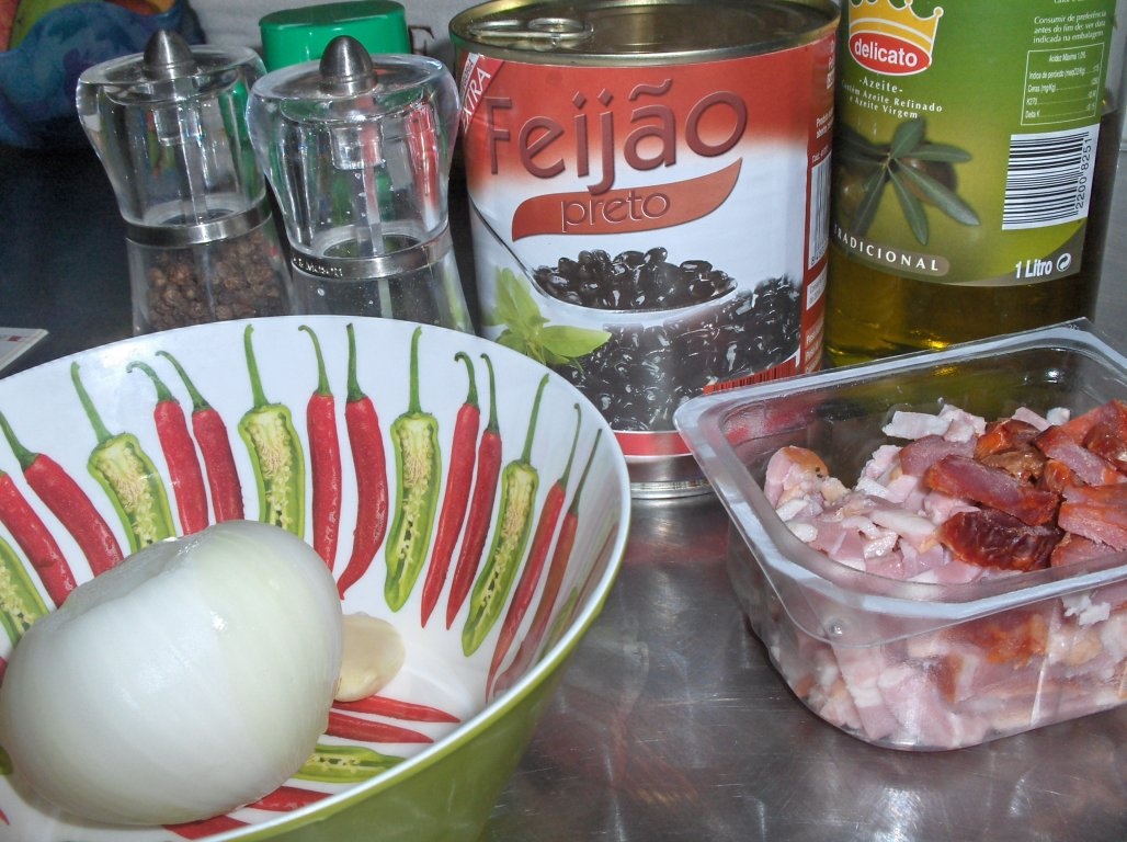 Muschi la cuptor cu garniturã de fasole neagrã si bacon (Lombo à Brasileira com  feijão preto)