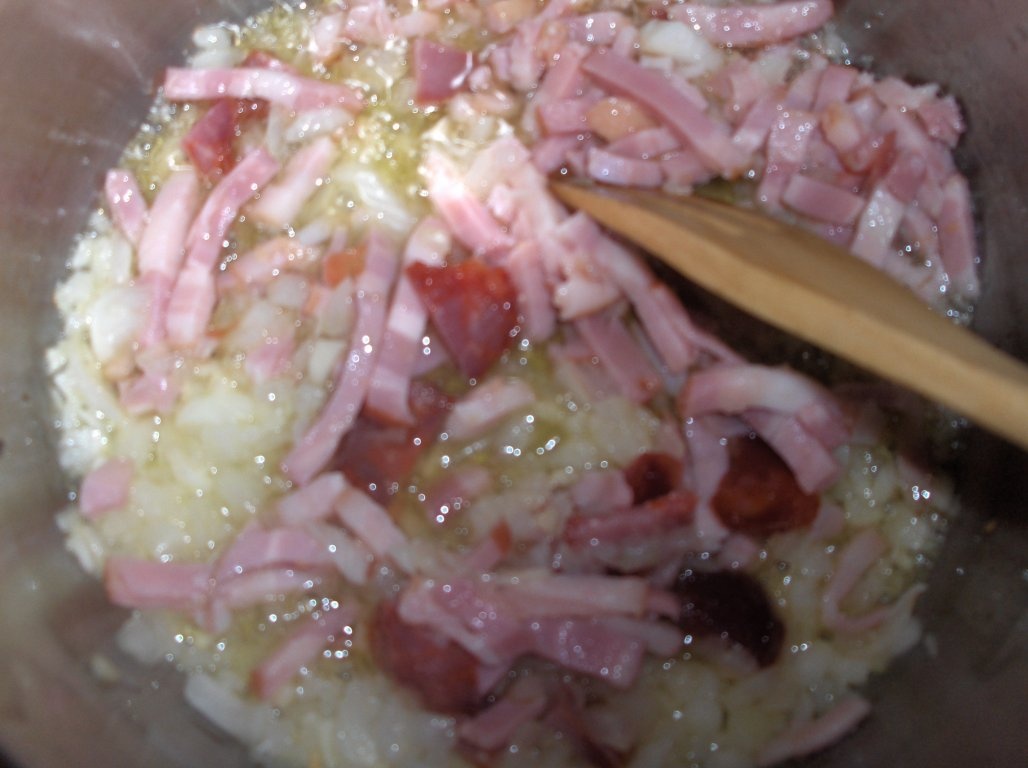 Muschi la cuptor cu garniturã de fasole neagrã si bacon (Lombo à Brasileira com  feijão preto)