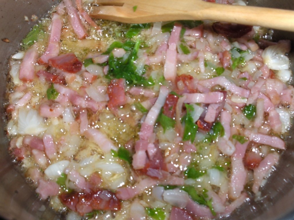 Muschi la cuptor cu garniturã de fasole neagrã si bacon (Lombo à Brasileira com  feijão preto)