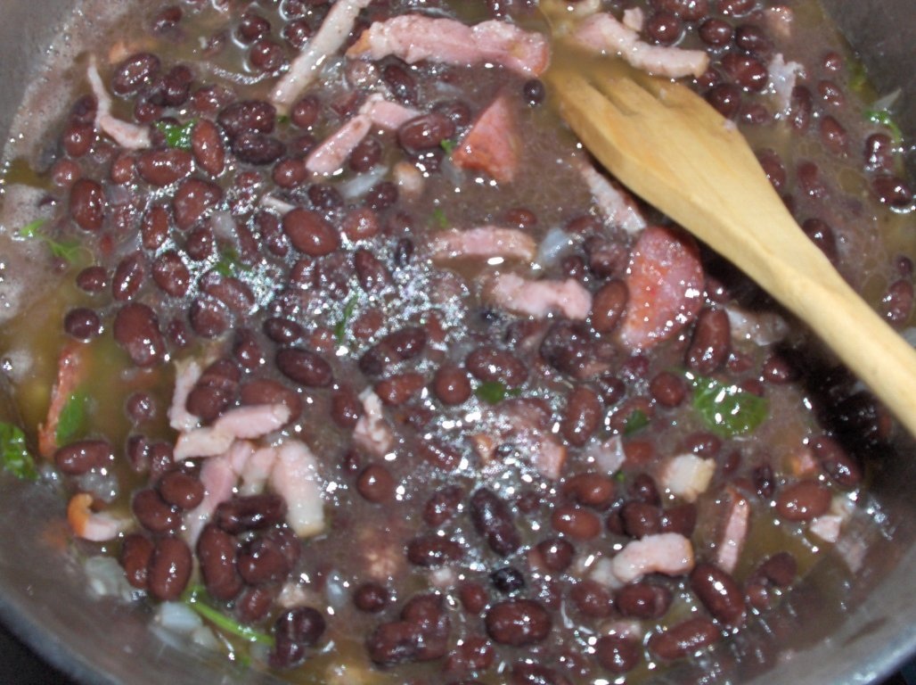 Muschi la cuptor cu garniturã de fasole neagrã si bacon (Lombo à Brasileira com  feijão preto)