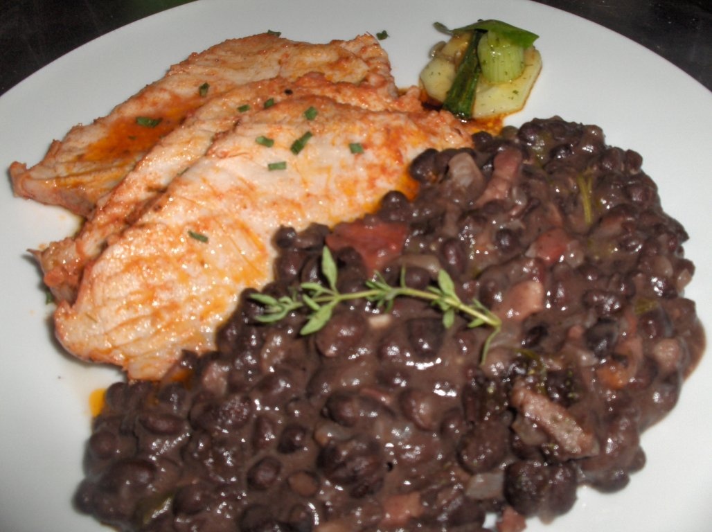 Muschi la cuptor cu garniturã de fasole neagrã si bacon (Lombo à Brasileira com  feijão preto)