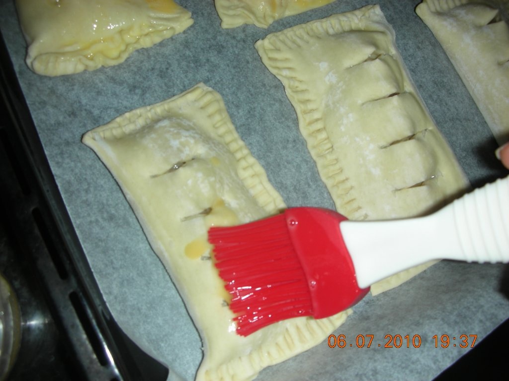 Pateuri cu crema si mere (sfogliatele)