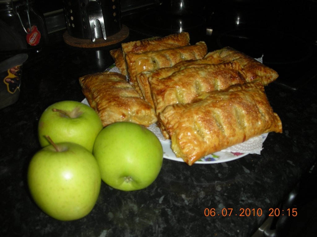 Pateuri cu crema si mere (sfogliatele)