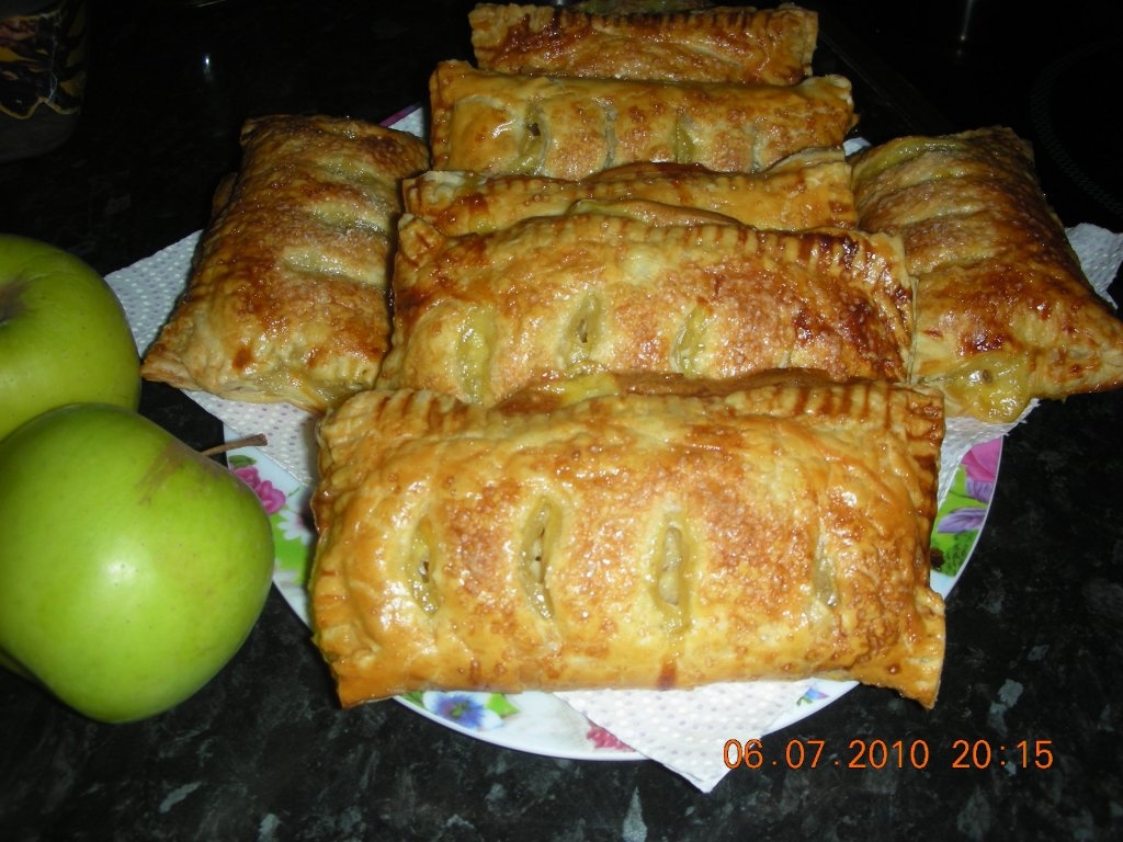 Pateuri cu crema si mere (sfogliatele)