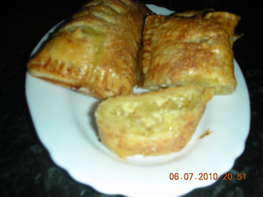 Pateuri cu crema si mere (sfogliatele)