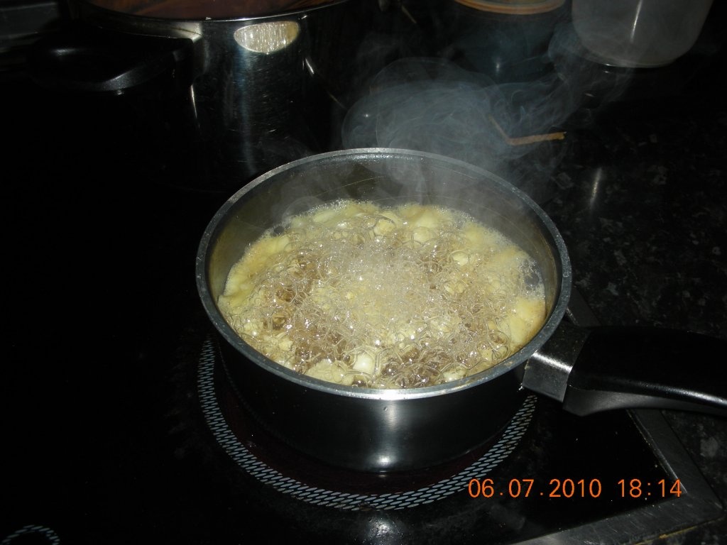 Pateuri cu crema si mere (sfogliatele)