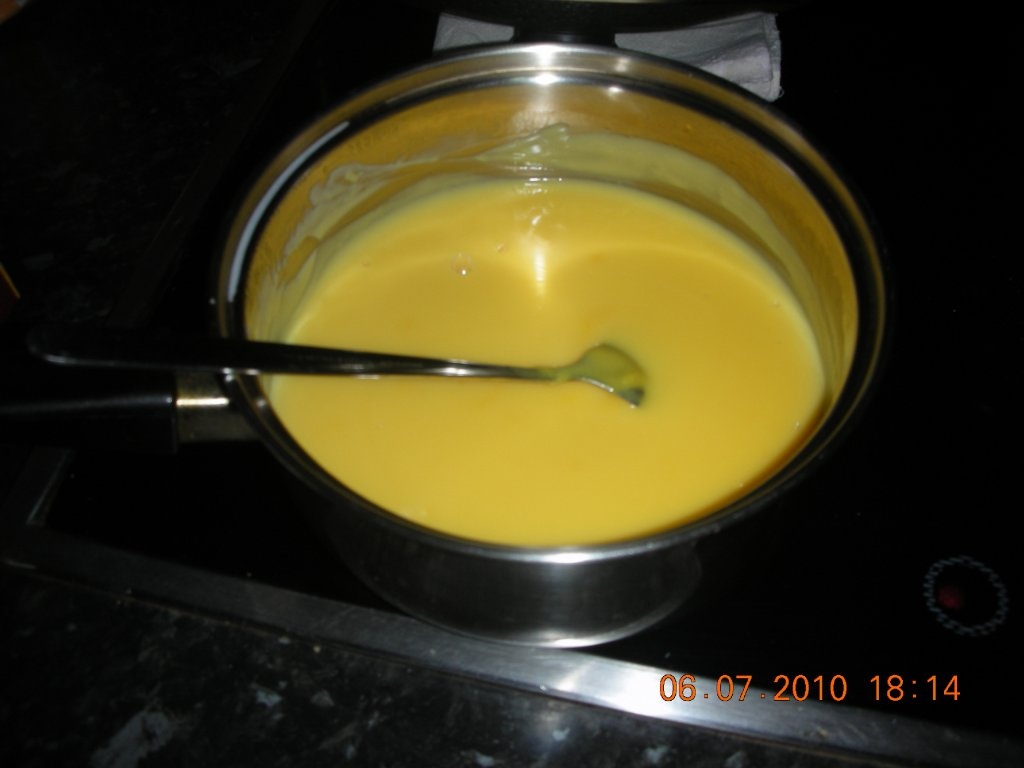 Pateuri cu crema si mere (sfogliatele)