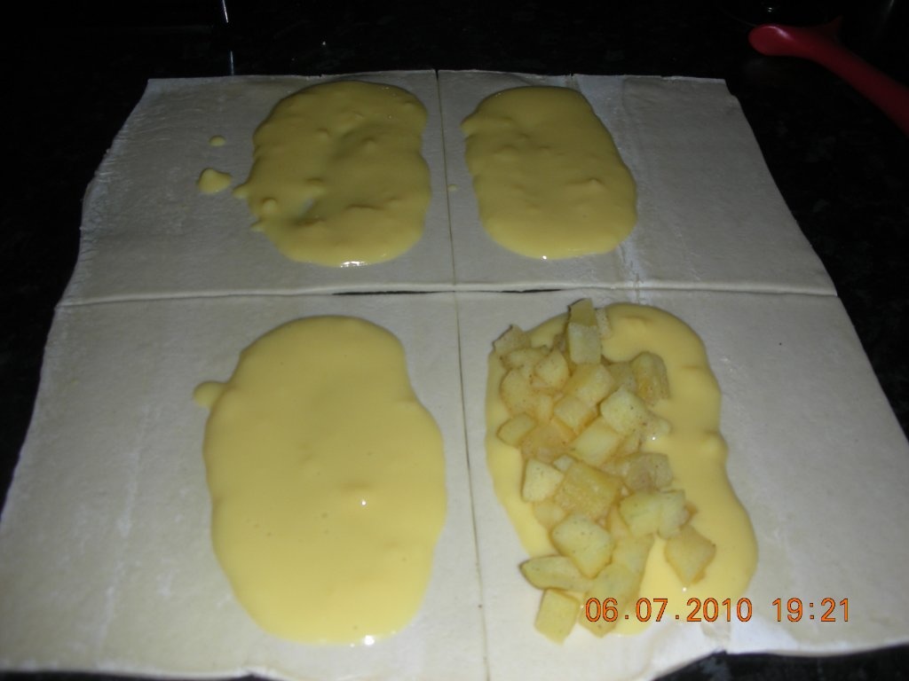 Pateuri cu crema si mere (sfogliatele)