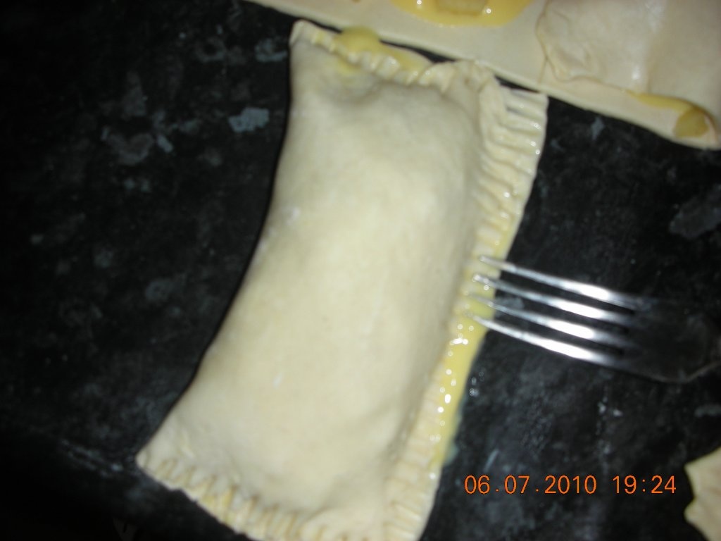 Pateuri cu crema si mere (sfogliatele)