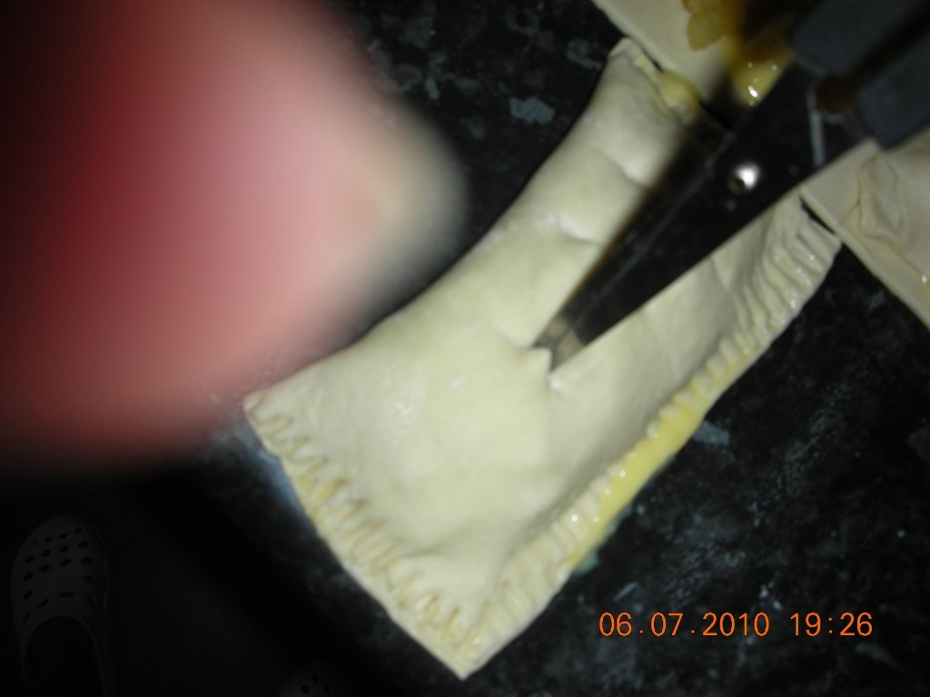 Pateuri cu crema si mere (sfogliatele)