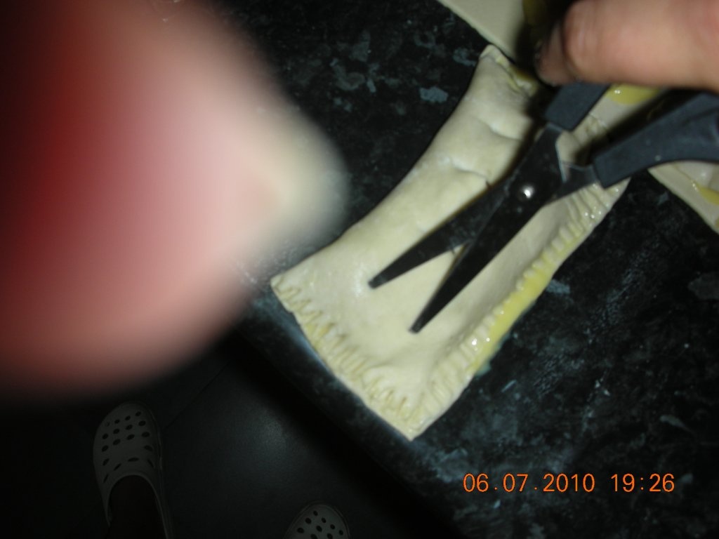 Pateuri cu crema si mere (sfogliatele)