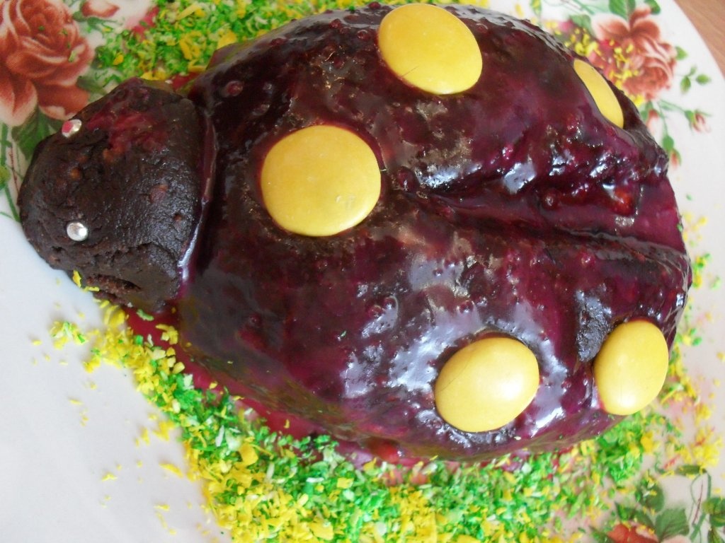 Tort ,,Mamaruta neagra cu buline galbene,,