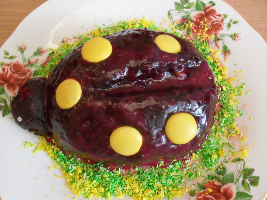 Tort ,,Mamaruta neagra cu buline galbene,,