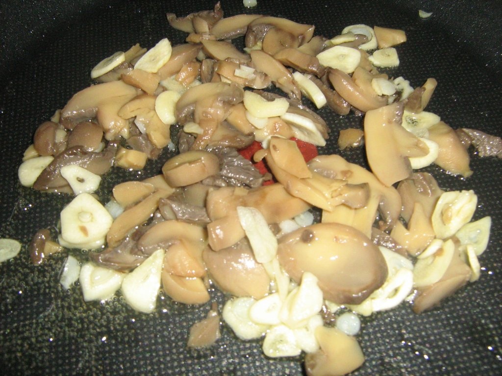 Paste cu sunca si ciuperci