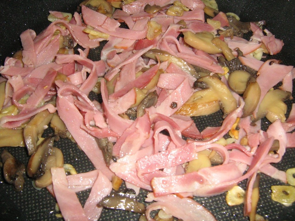 Paste cu sunca si ciuperci