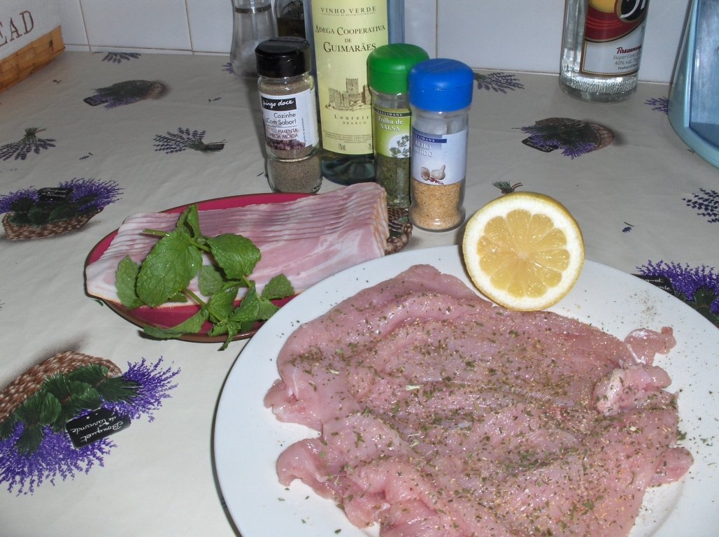 Rulouri de curcan cu bacon si menta