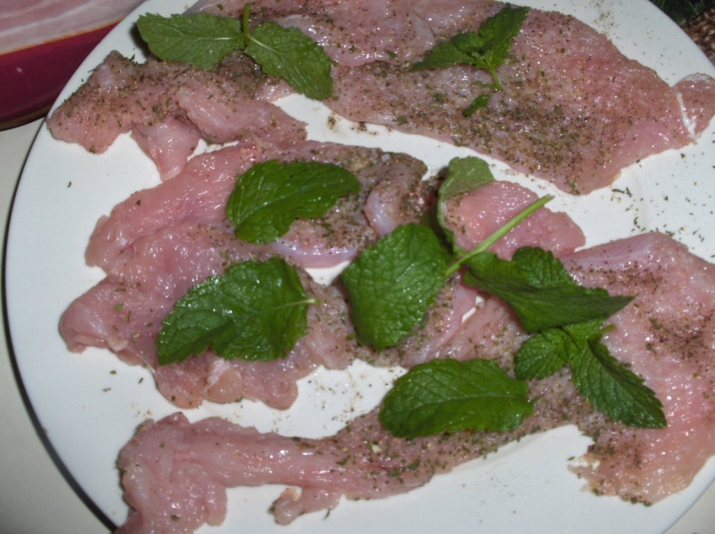 Rulouri de curcan cu bacon si menta
