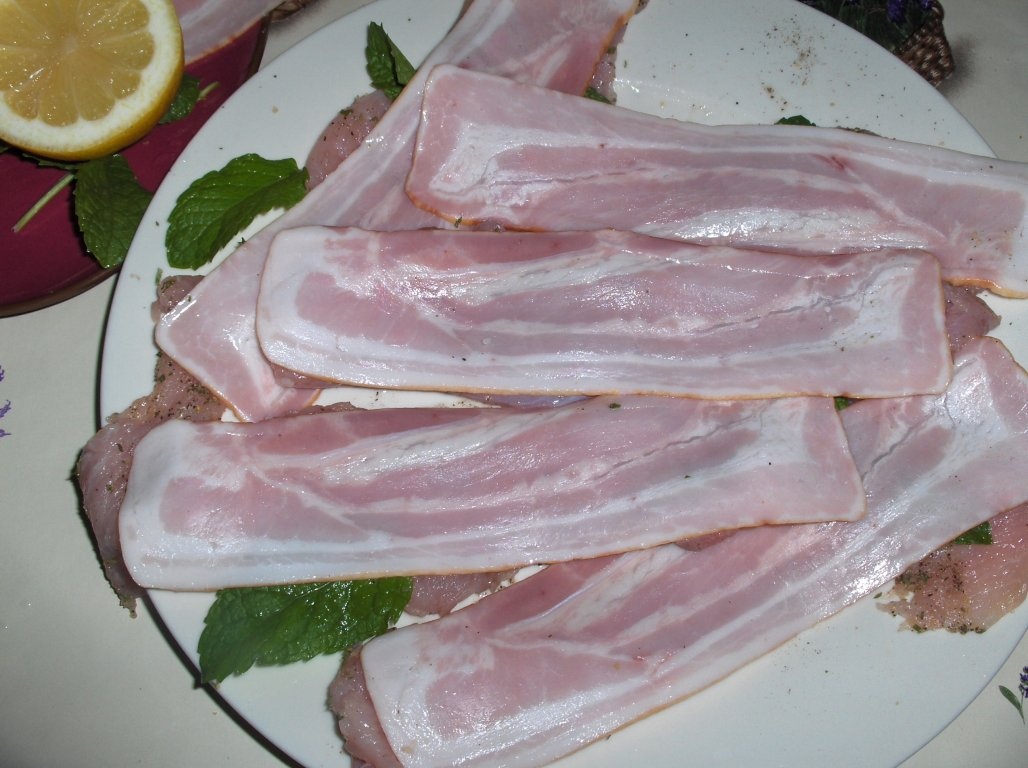 Rulouri de curcan cu bacon si menta