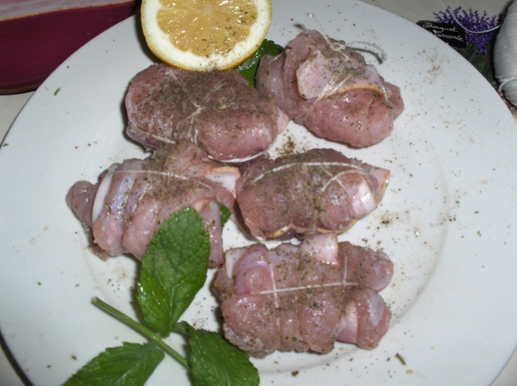 Rulouri de curcan cu bacon si menta