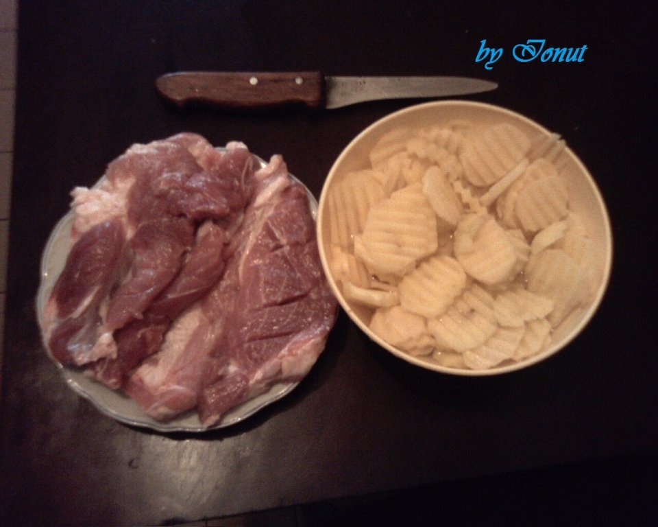 Friptura de porc cu cartofi prajiti si salata