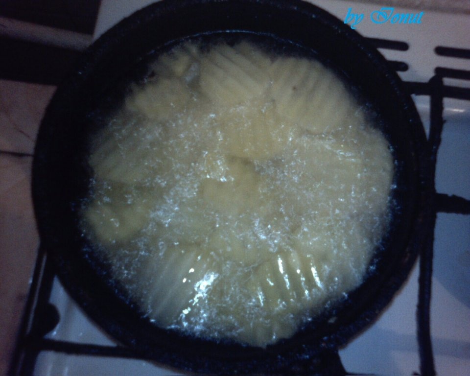 Friptura de porc cu cartofi prajiti si salata