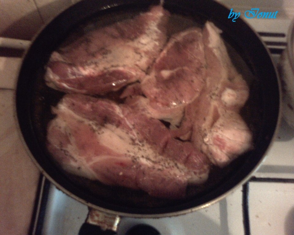 Friptura de porc cu cartofi prajiti si salata