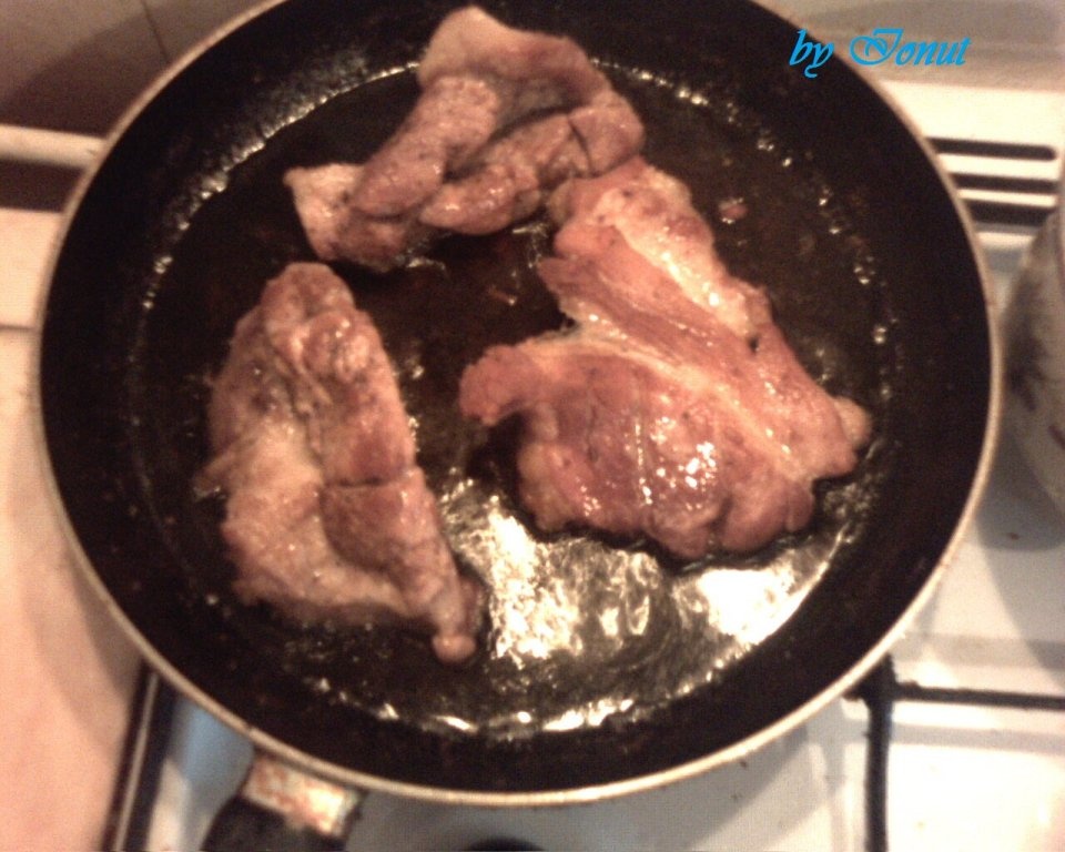 Friptura de porc cu cartofi prajiti si salata