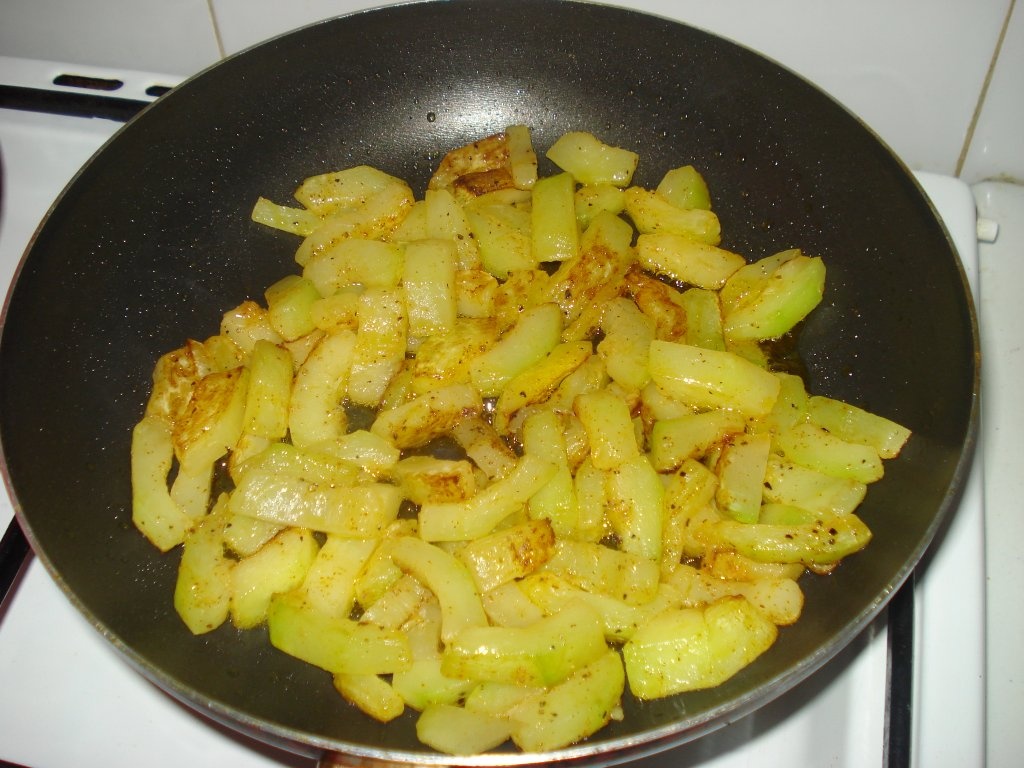 Spaghete cu rosii,dovlecei si cascaval