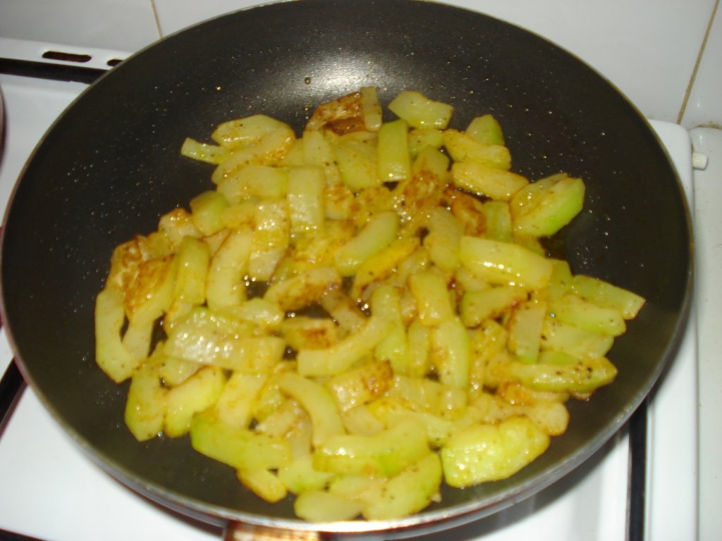 Spaghete cu rosii,dovlecei si cascaval