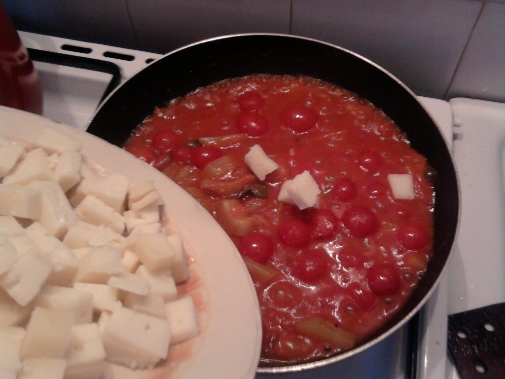 Spaghete cu rosii,dovlecei si cascaval