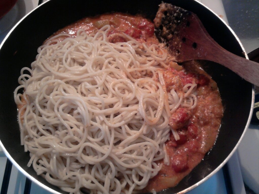 Spaghete cu rosii,dovlecei si cascaval