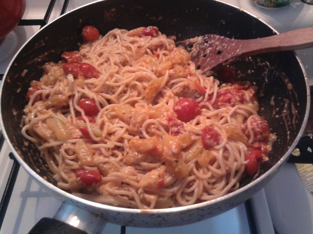 Spaghete cu rosii,dovlecei si cascaval