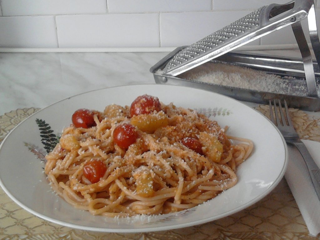 Spaghete cu rosii,dovlecei si cascaval