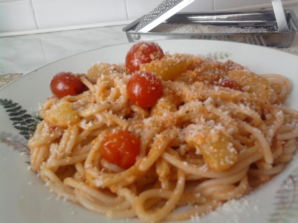 Spaghete cu rosii,dovlecei si cascaval