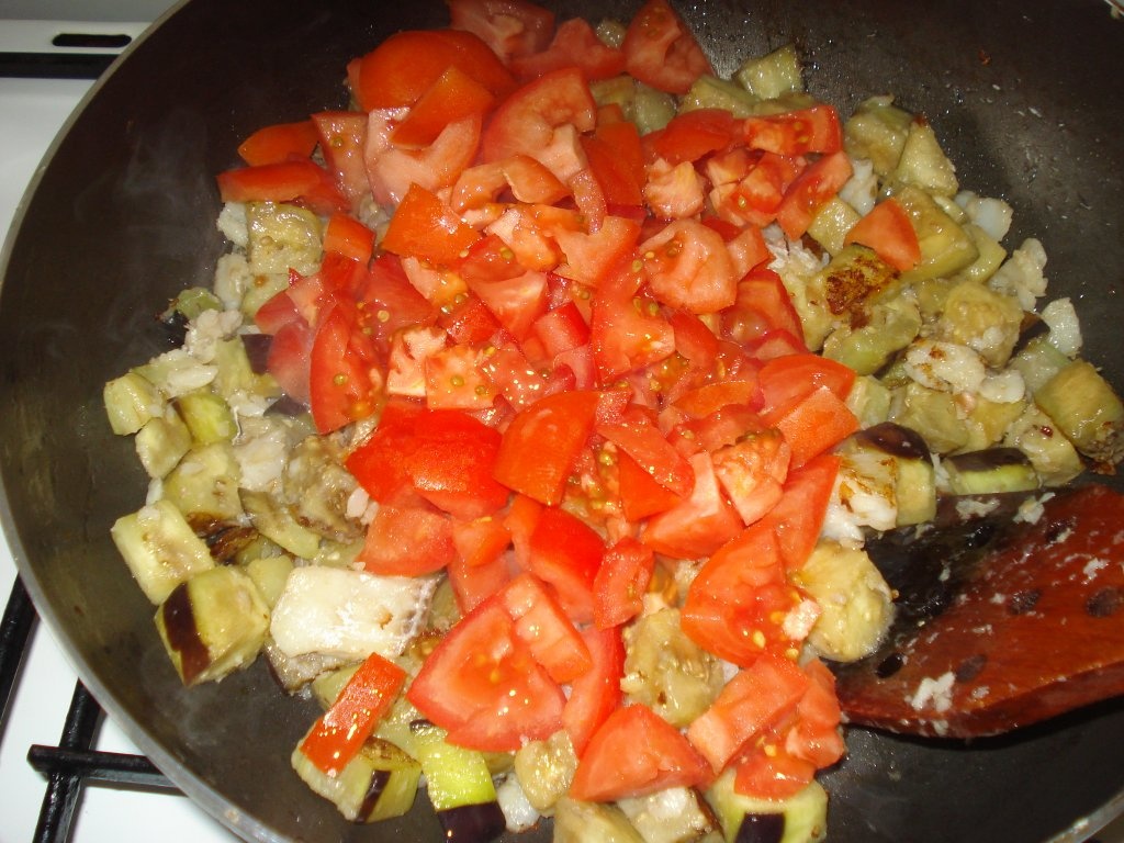 Peste cu vinete si rosii