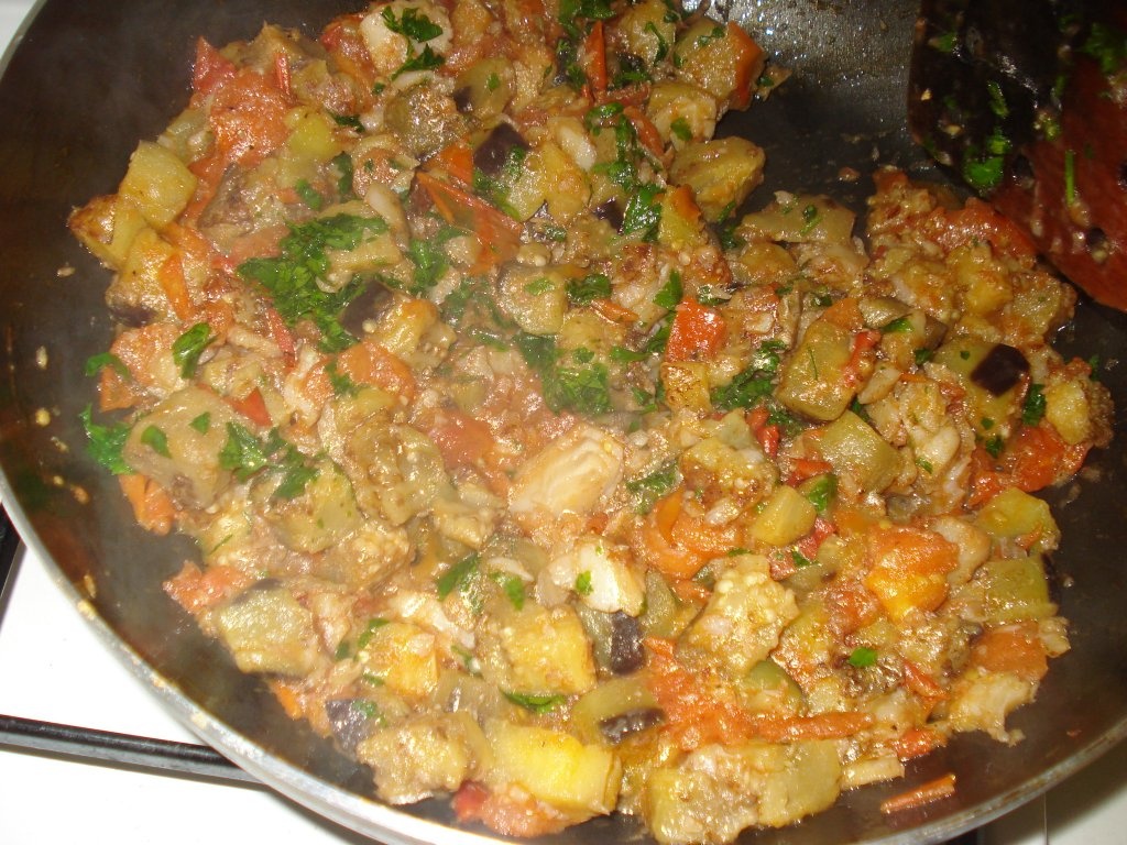 Peste cu vinete si rosii