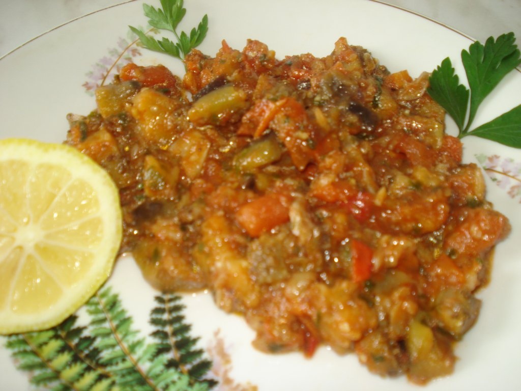 Peste cu vinete si rosii