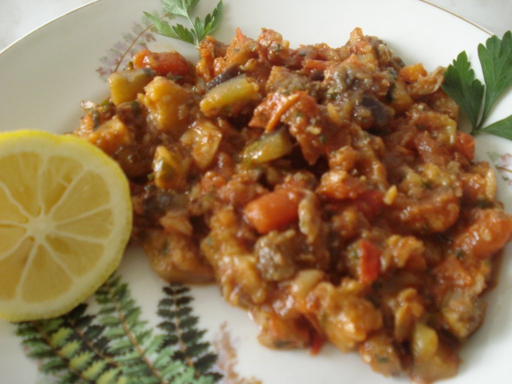 Peste cu vinete si rosii