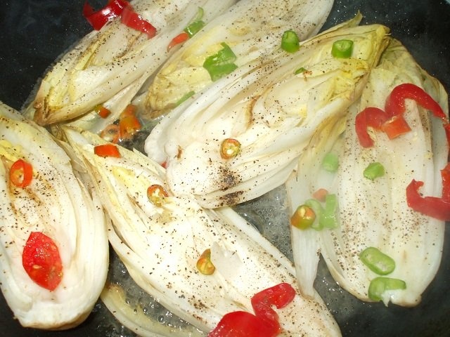 Andive inabusite cu ciuperci si piept de pui