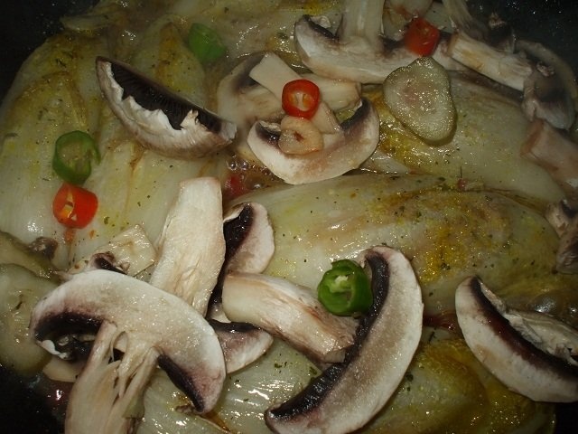 Andive inabusite cu ciuperci si piept de pui