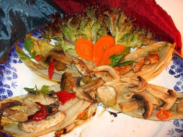 Andive inabusite cu ciuperci si piept de pui