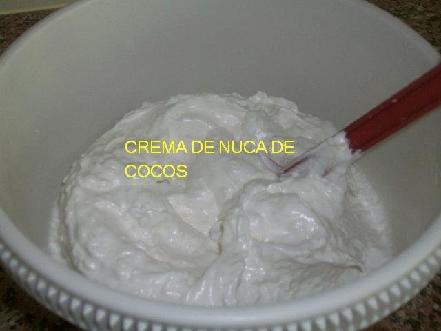 Prajitura cu crema de nuca de cocos, crema de vanilie si blat pufos de cacao. O reteta simpla, cu un rezultat grozav de bun